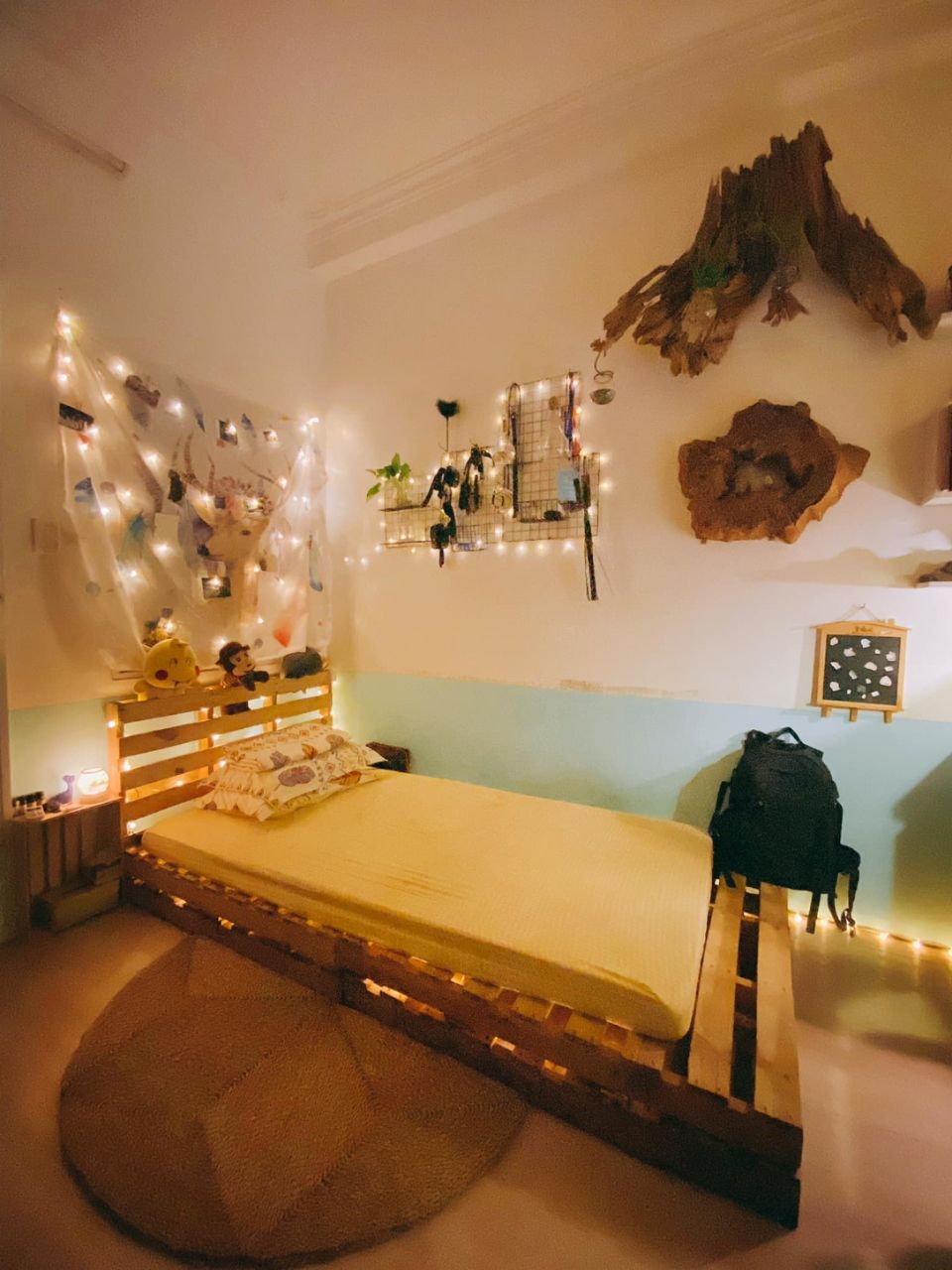 Decor phòng ngủ chill cho nam với khung giường và các món decor từ gỗ