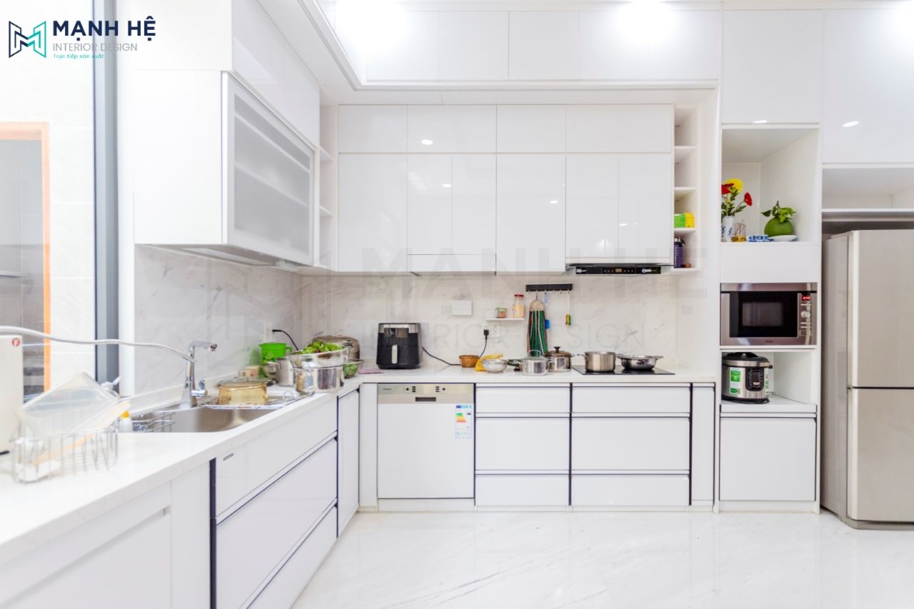 Hệ tủ bếp thiết kế dạng L cao đụng trần tiện lợi, giúp tiết kiệm diện tích