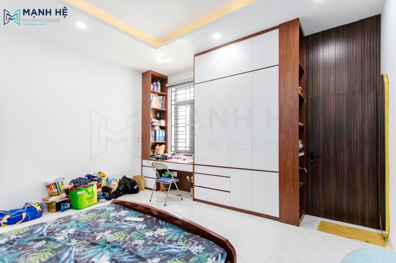 Thi công tủ quần áo kết hợp kệ trang trí và bàn làm việc với thiết kế cao đụng trần tiết kiệm diện tích không gian