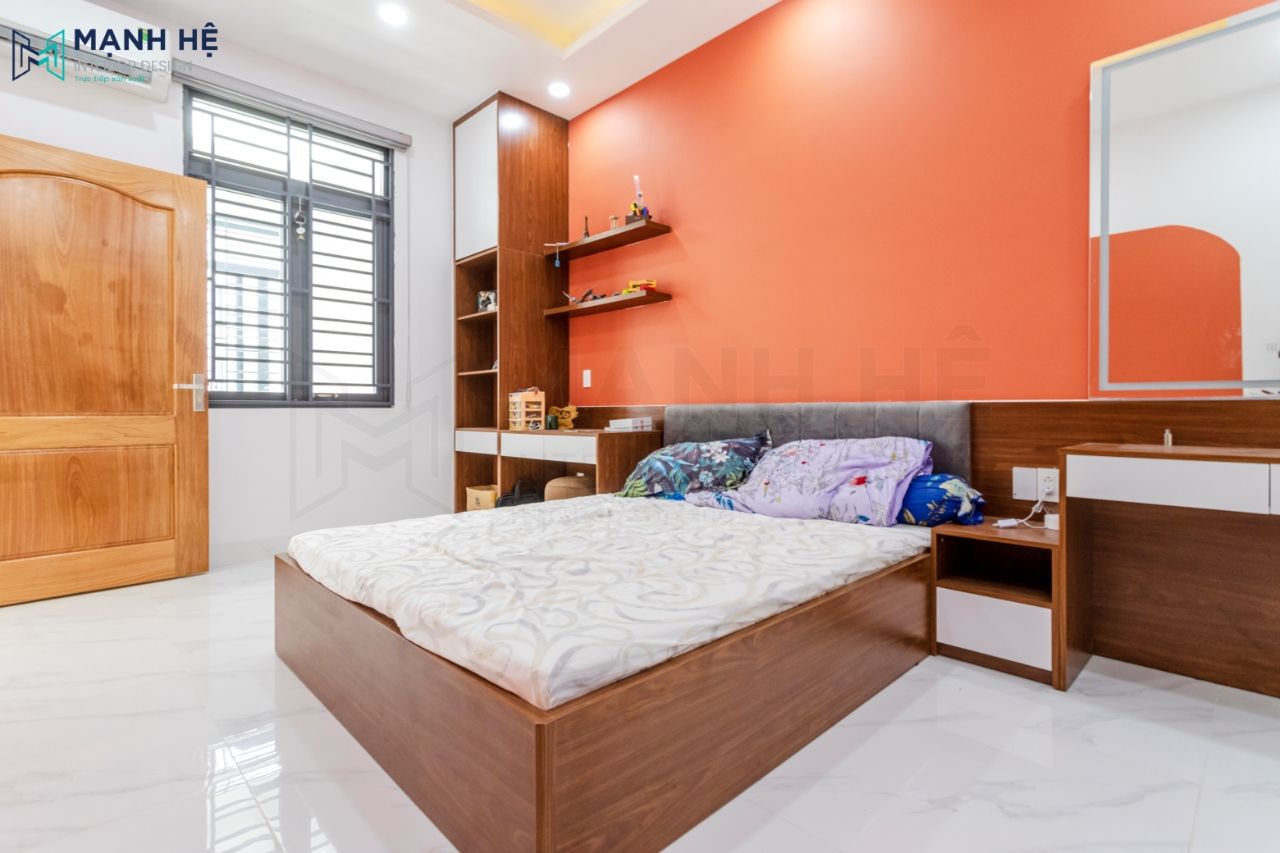 Giường ngủ lớn được bố trí ở giữa tiện nghi