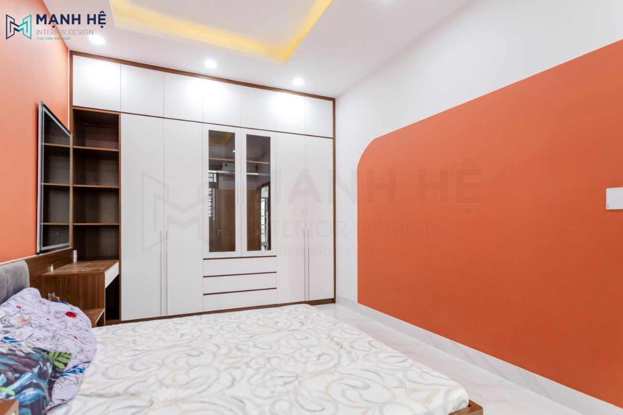 Bố trí bàn trang điểm và tab đầu giường tiện lợi, phù hợp với diện tích không gian