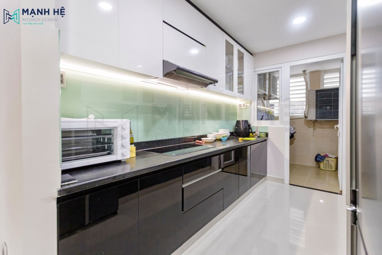 Hệ tủ bếp bằng gỗ công nghiệp phủ acrylic với gam màu trắng, đen lịch lãm