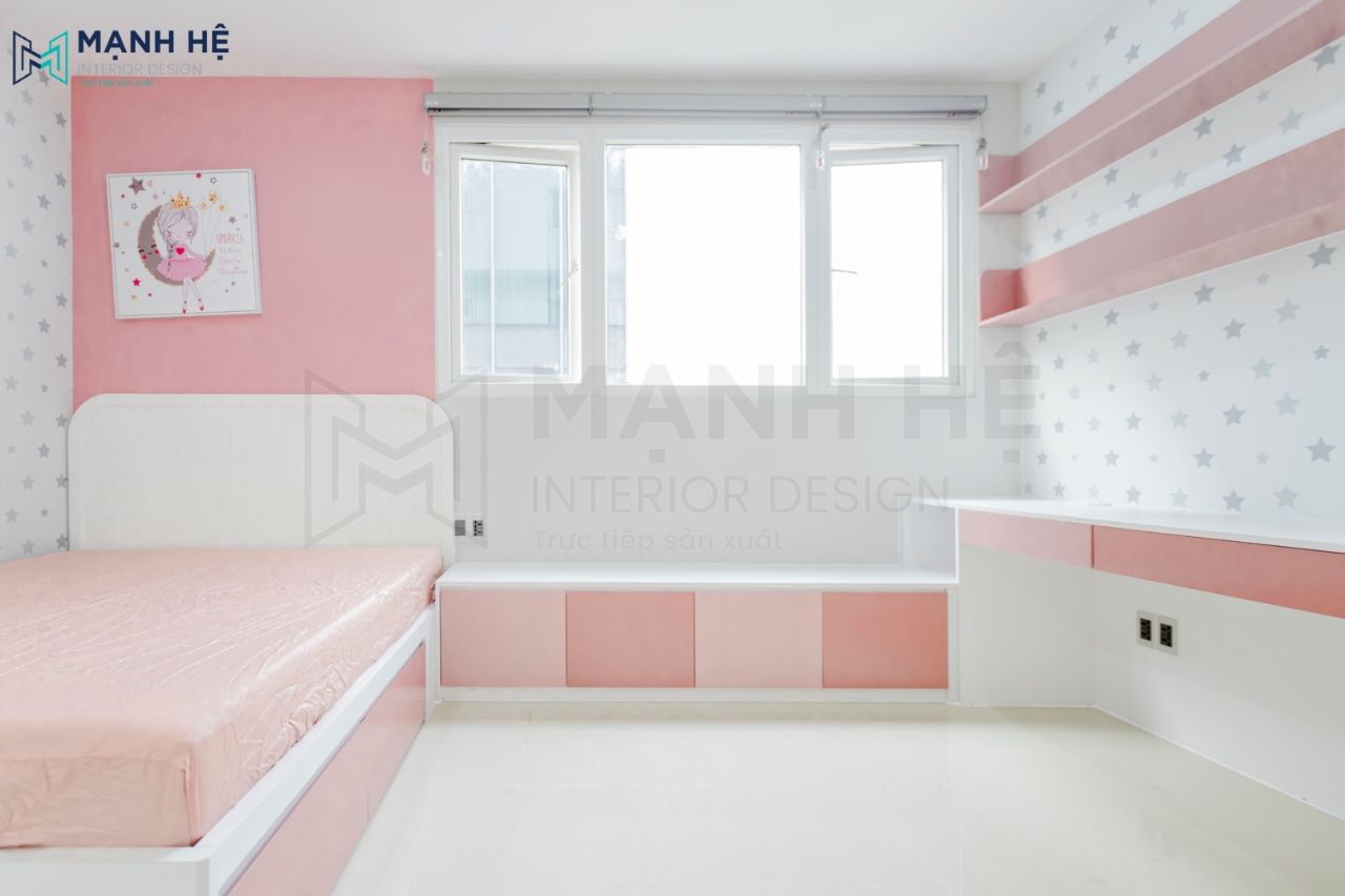 Phòng ngủ bé gái được thiết kế với gam màu trắng, hồng nhẹ nhàng