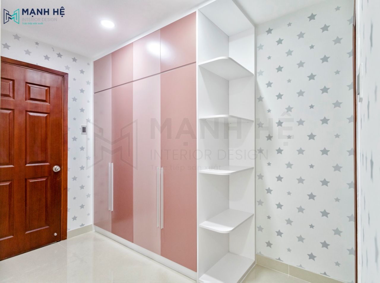 Tủ quần áo cao kịch trần 4 cánh mở với gam màu trắng, hồng
