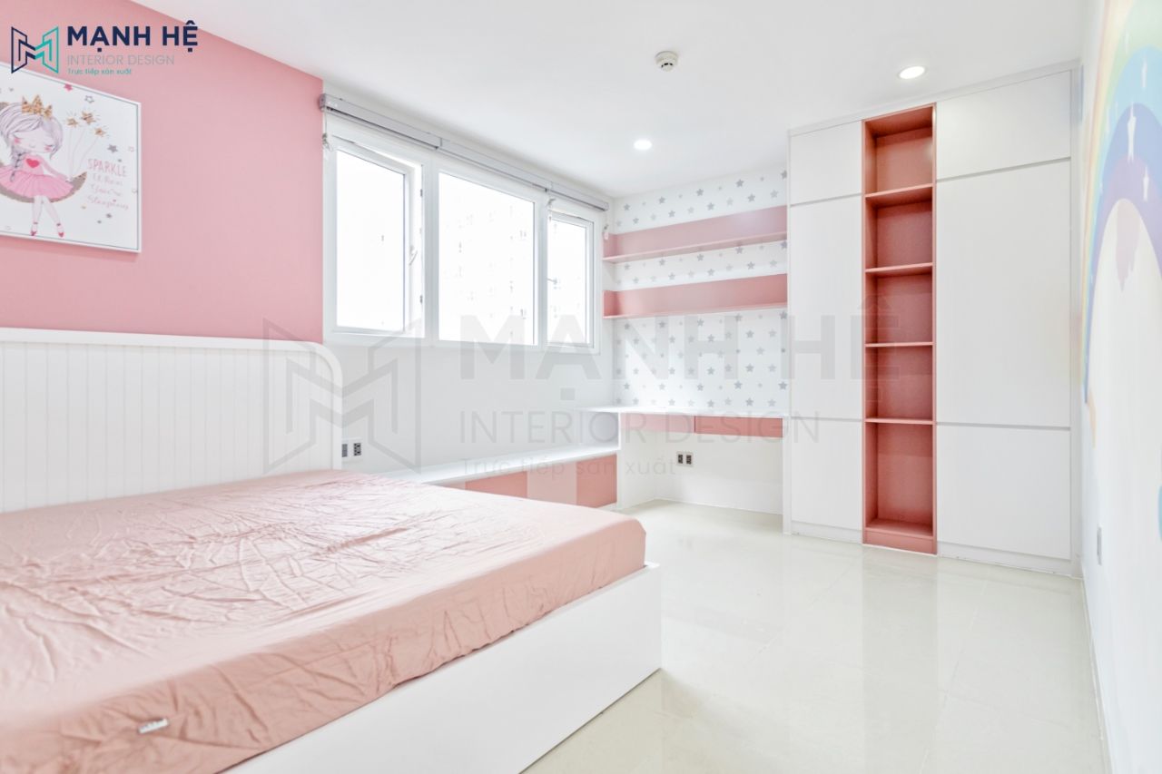 Bàn học bố trí cạnh cửa sổ tạo ánh sáng phù hợp cho việc học tập
