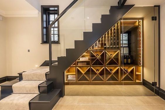 Mẫu 17: Tủ rượu cánh kính gầm cầu thang