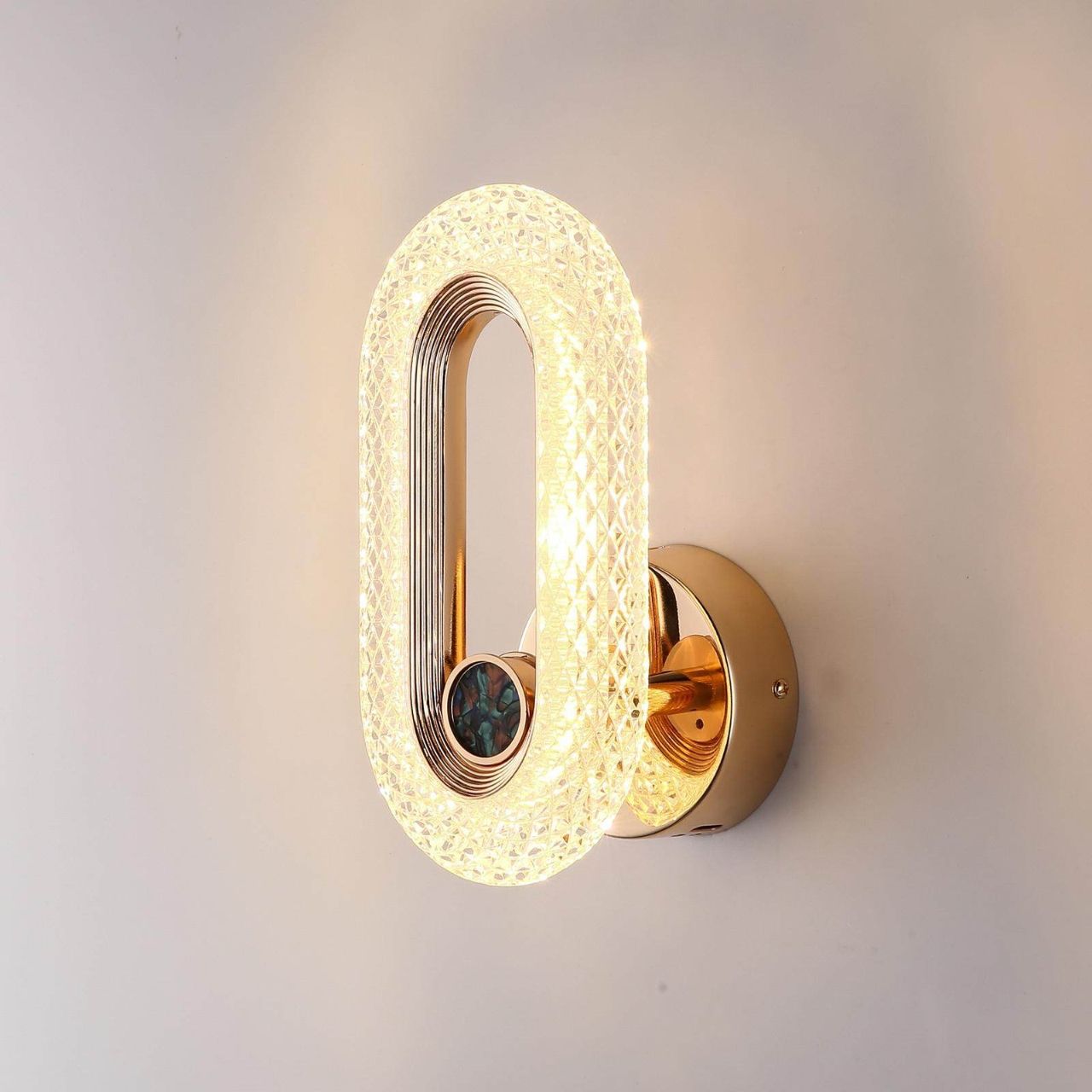 Mẫu 23: Đèn ngủ treo tường phong cách luxury rực rỡ