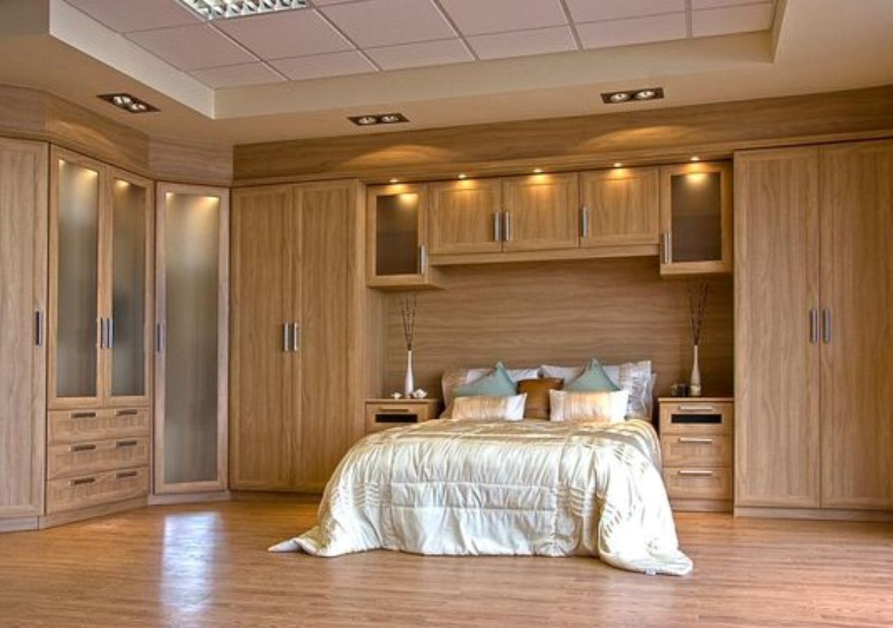 Tủ quần áo gỗ tự nhiên với vai trò là tab đầu giường