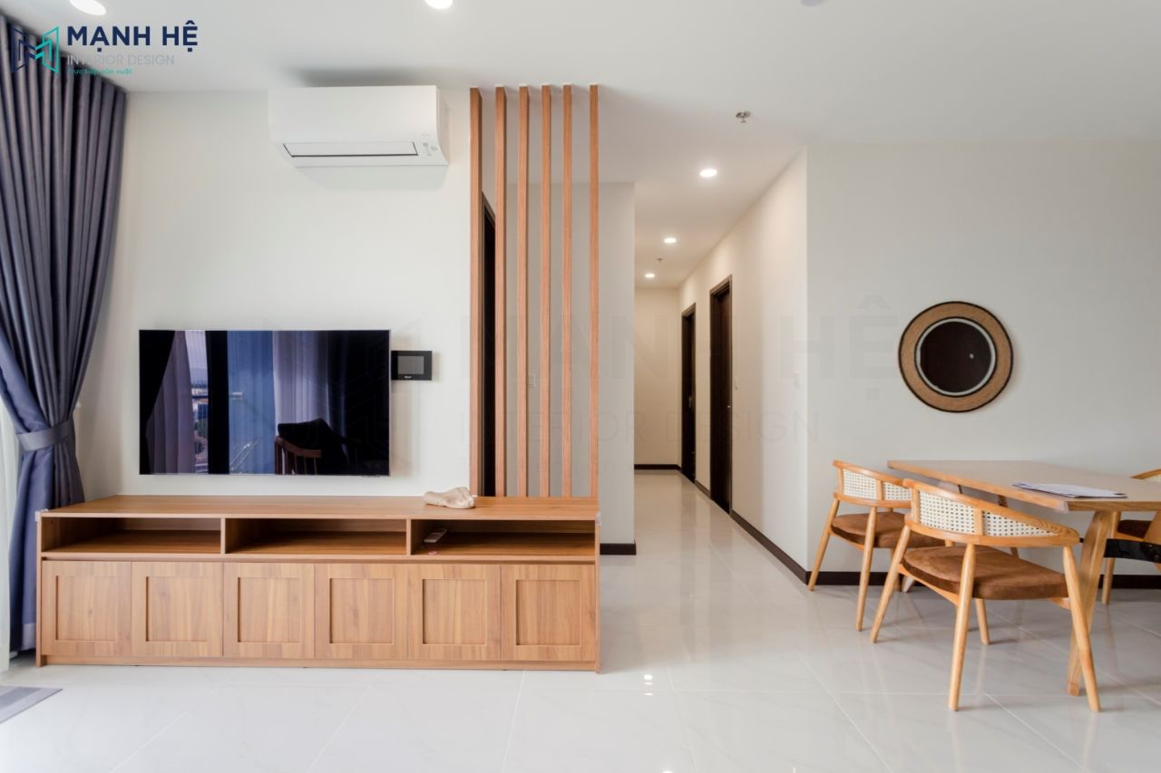 Tủ trang trí với tone màu gỗ nâu trầm, nguyên khối tạo sự kết nối và hài hòa cho tổng thể căn phòng