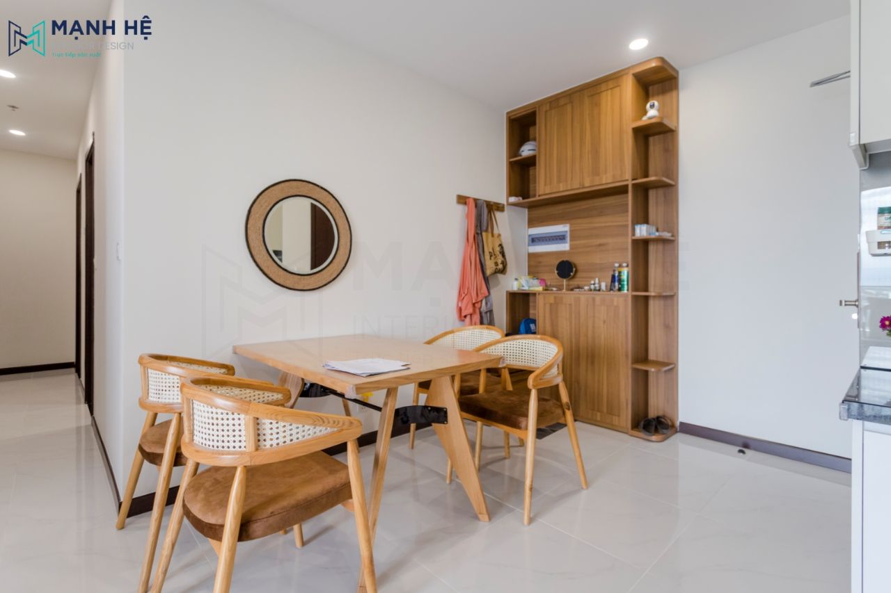 Phòng khách thi công với nội thất đơn giản nhưng tinh tế với tone màu gỗ nâu chủ đạo