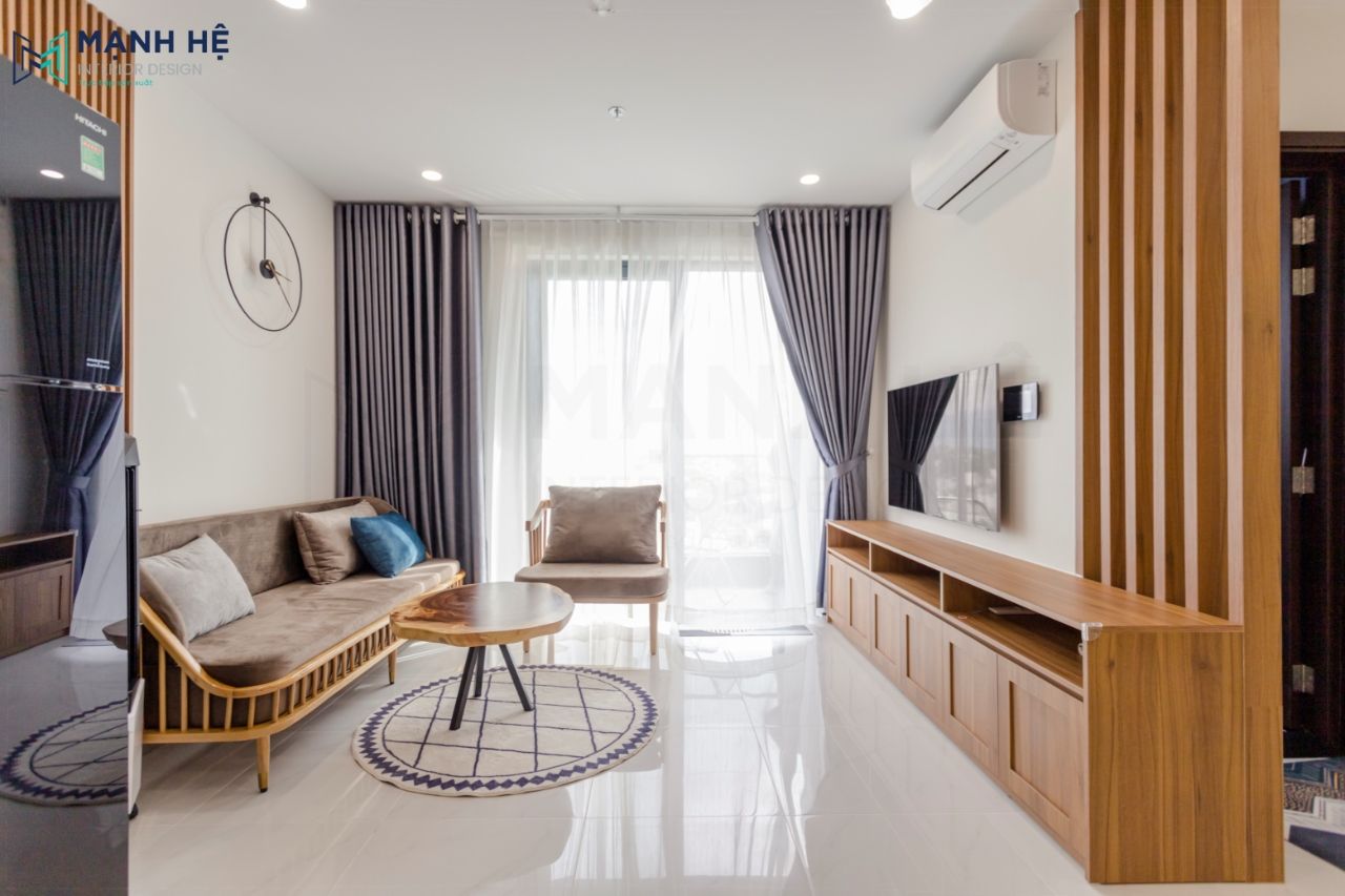Phòng khách thi công với nội thất đơn giản nhưng tinh tế với tone màu gỗ nâu chủ đạo