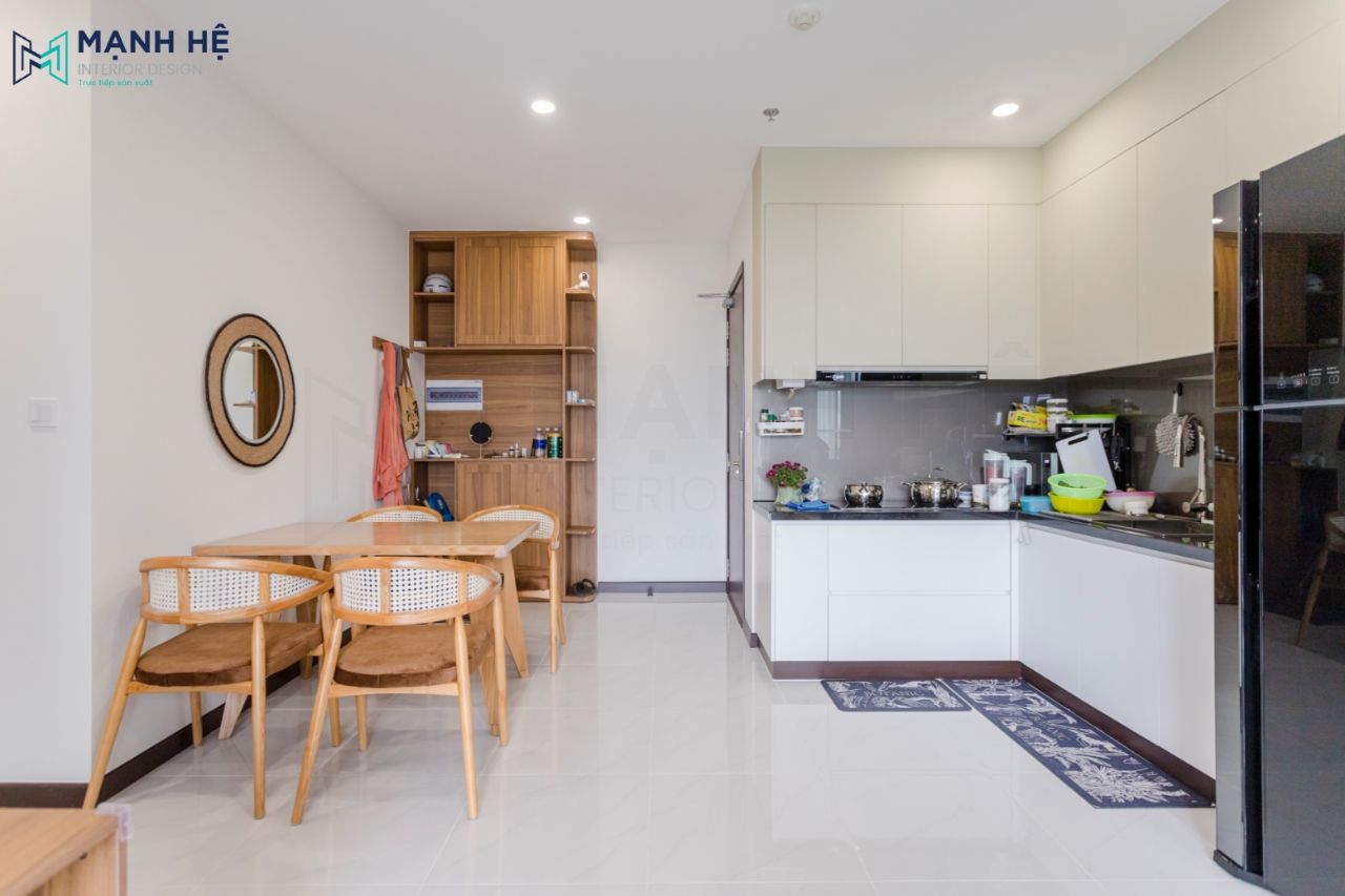 Phòng bếp tiện nghi với nội thất gỗ công nghiệp tone trắng chủ đạo tăng sự thanh lịch và tạo cảm giác sạch sẽ