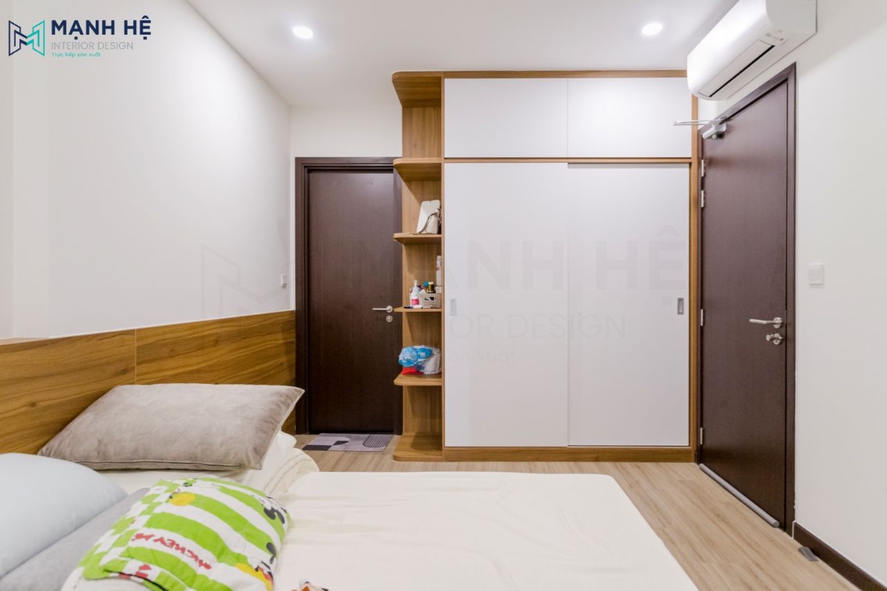 Tủ quần áo được thiết kế đụng trần với tone màu trắng và gỗ công nghiệp bền đẹp