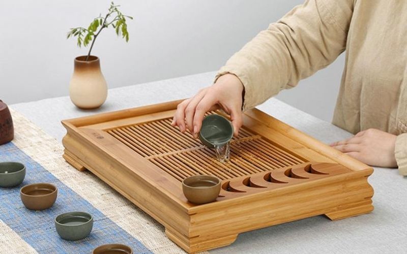 Bàn uống trà đạo bằng tre nhỏ sơn màu giả gỗ tự nhiên gọn gàng