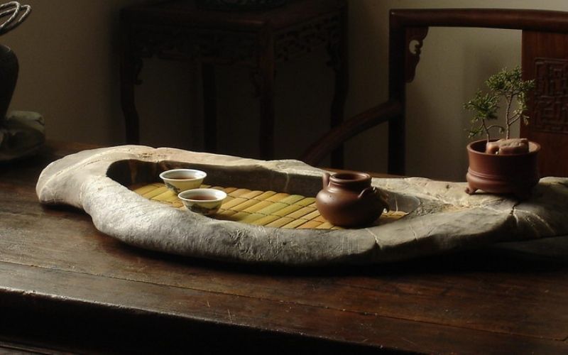 Bàn trà đạo bằng đá tự nhiên độc lạ nhất với tone màu xám lót trúc ở giữa