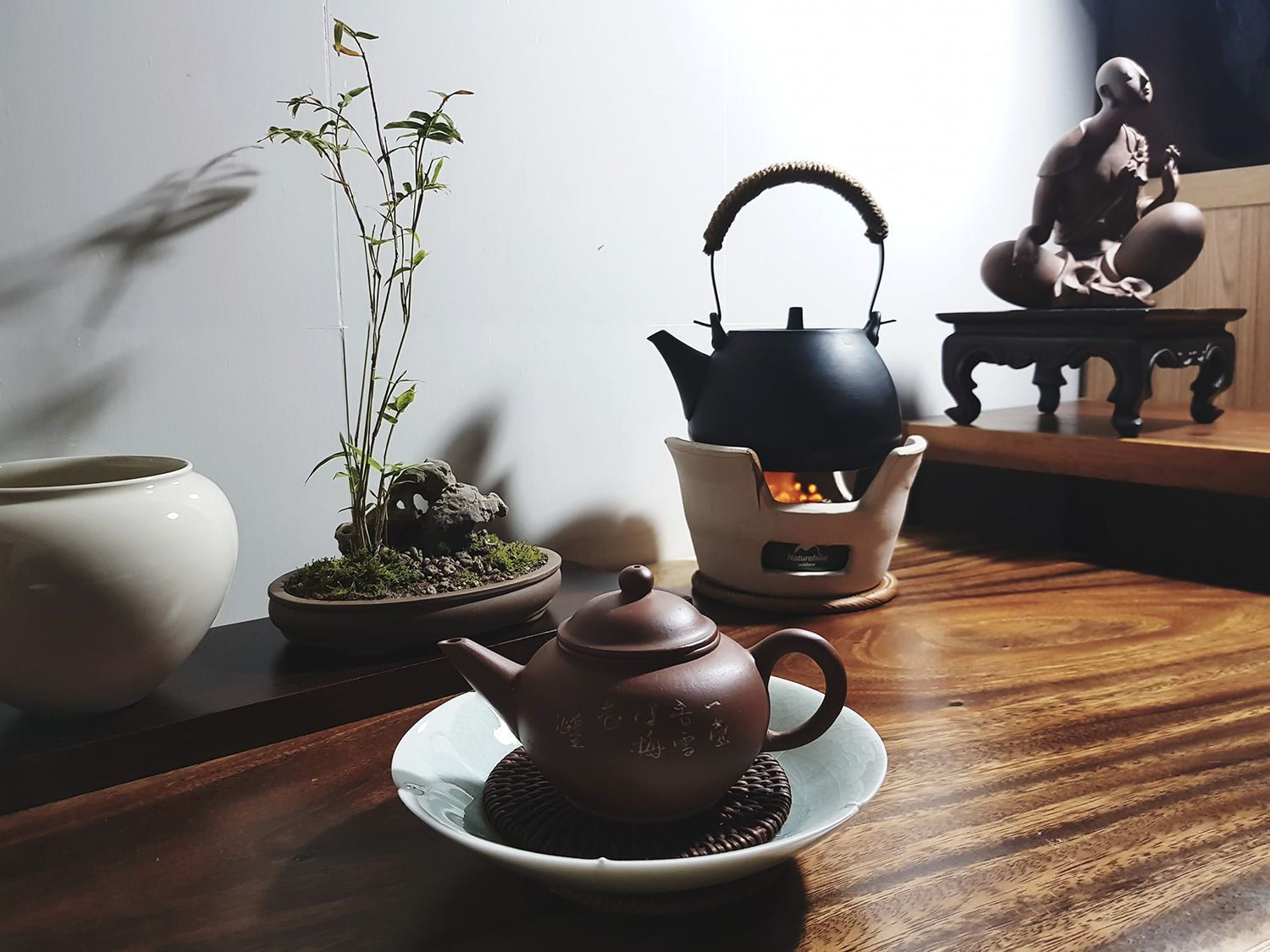 Trang trí bàn trà đạo bằng ấm chén tử sa làm cho bàn trà đạo trở nên sinh động hơn