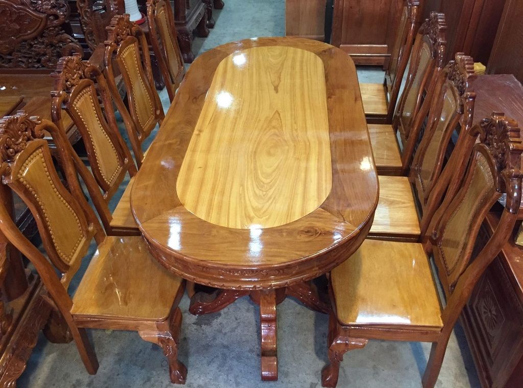 Bàn ăn hình Oval lạ mắt và tạo điểm nhấn