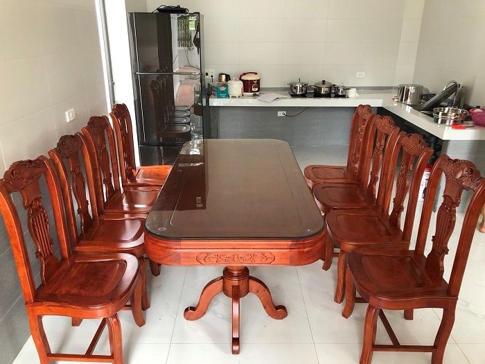 Bàn ăn hình chữ nhật được bo góc giúp tăng sự tinh tế, đẳng cấp cho cả bộ bàn ghế