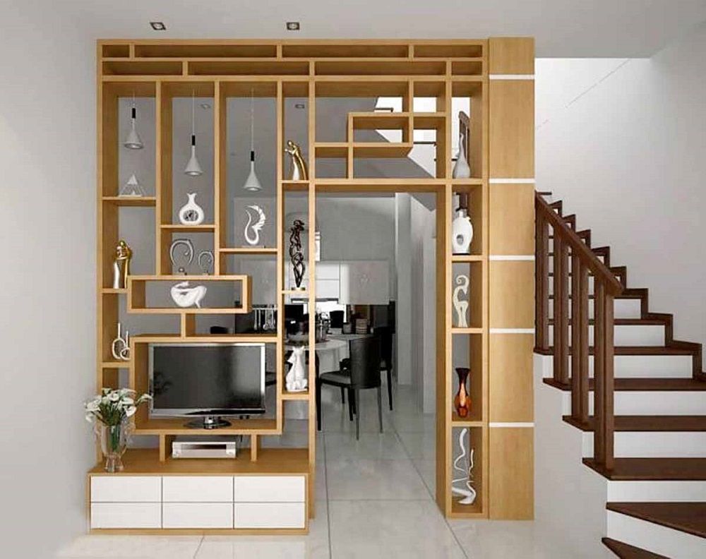 Kệ tủ tivi vừa dùng để trang trí vừa gián tiếp ngăn cách phòng khách và phòng bếp với lối ra vào tinh tế, hiện đại