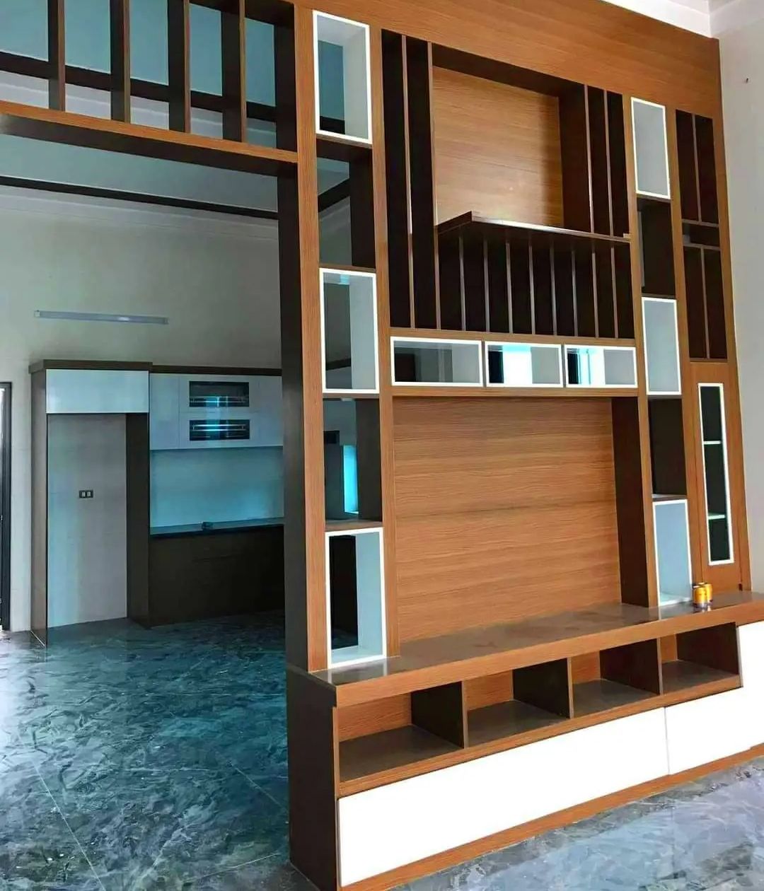 Mẫu tủ tivi phòng khách kết hợp vách ngăn tone nâu trắng bắt mắt