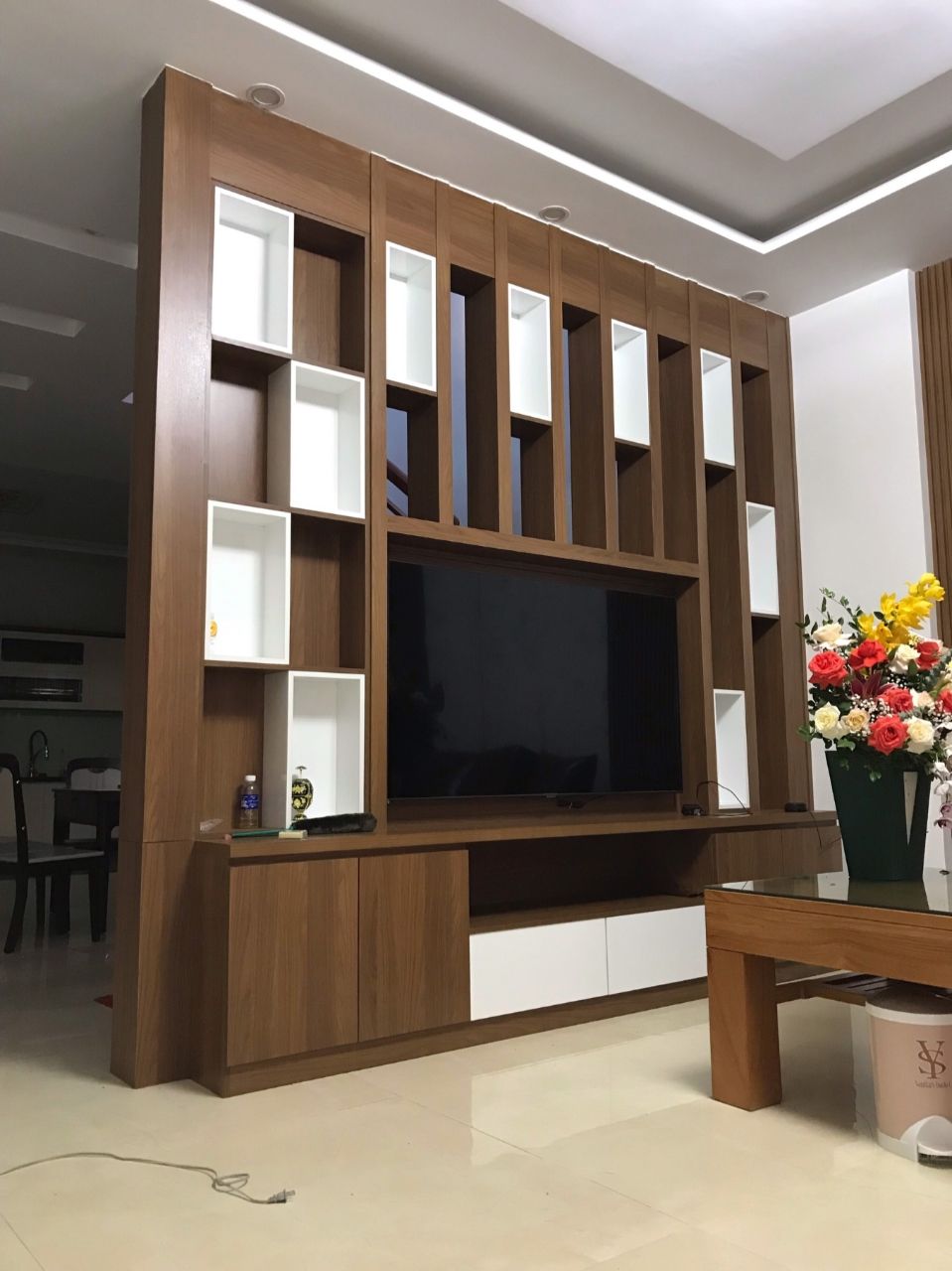 Kệ tivi ngăn phòng khách và bếp từ gỗ công nghiệp