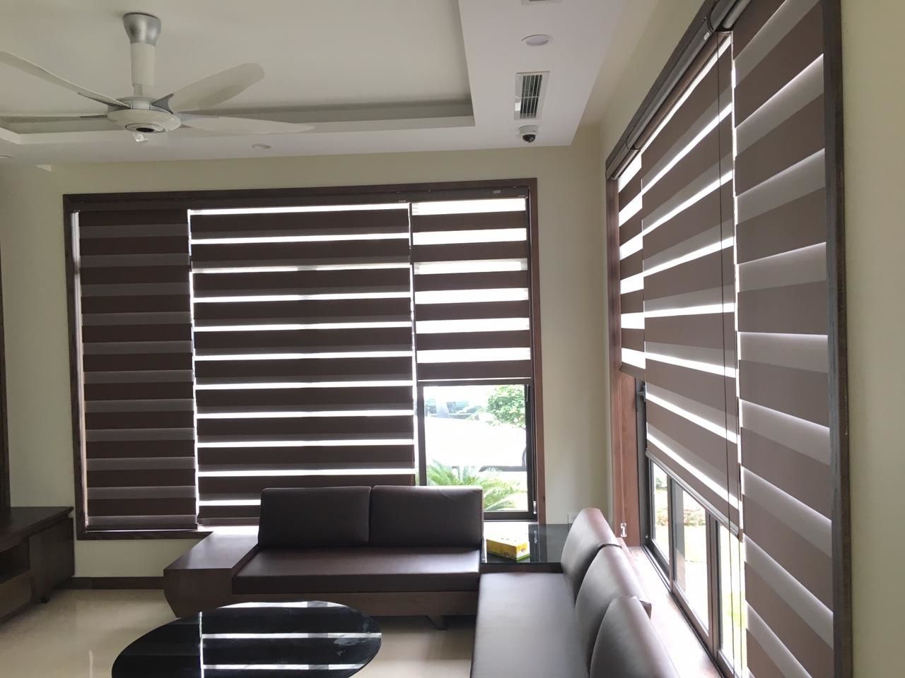 Mẫu 3: Rèm cầu vồng màu nâu trầm đồng bộ màu bộ ghế sofa