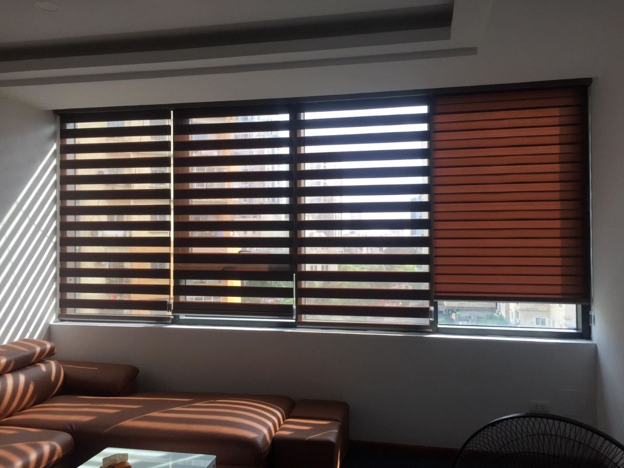 Rèm nhựa cuốn màu nâu hài hòa với cách trang trí của không gian