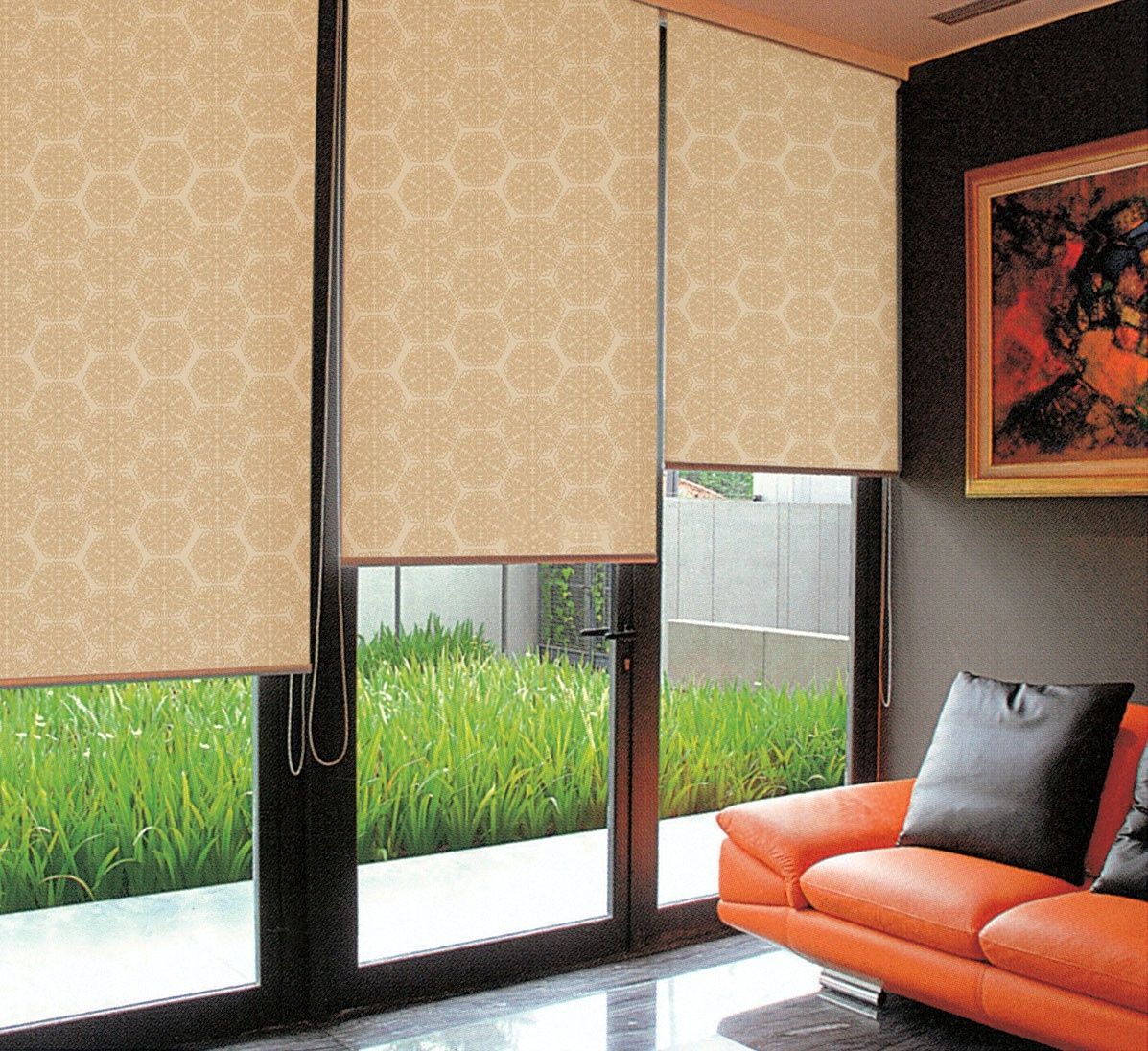 Rèm cuốn chống nắng in hoa văn che chắn ánh sáng hắt vào từ cửa chính bằng kính