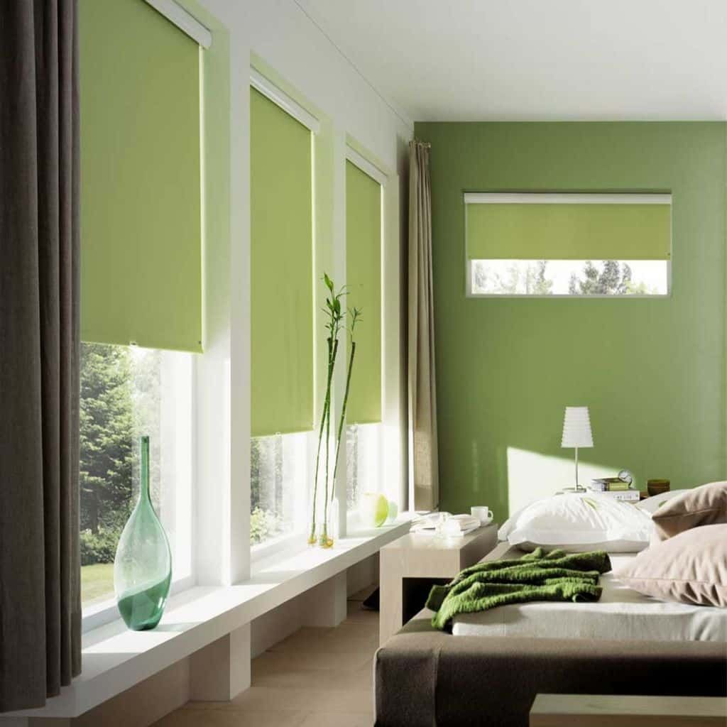 Rèm cuốn màu xanh đồng nhất với phong cách trang trí của phòng ngủ