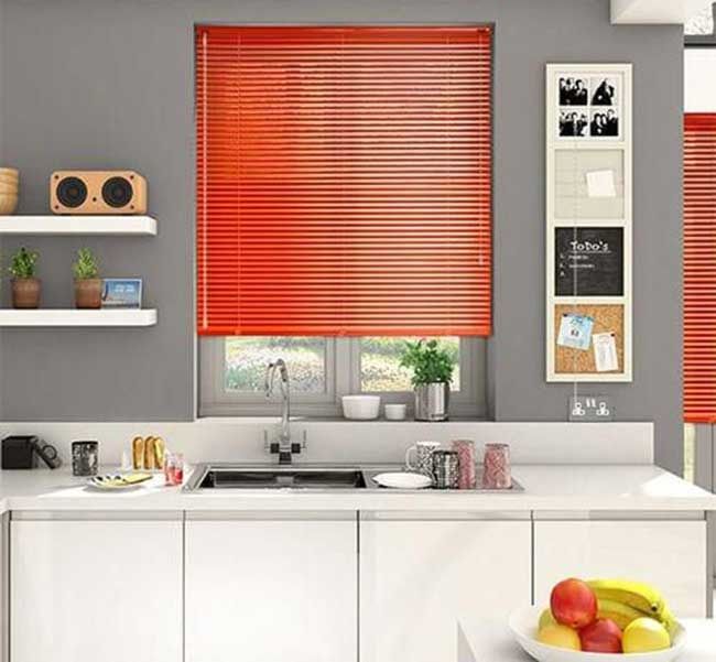 Mẫu 7: Rèm sáo nhôm cứa sổ phòng bếp màu đỏ