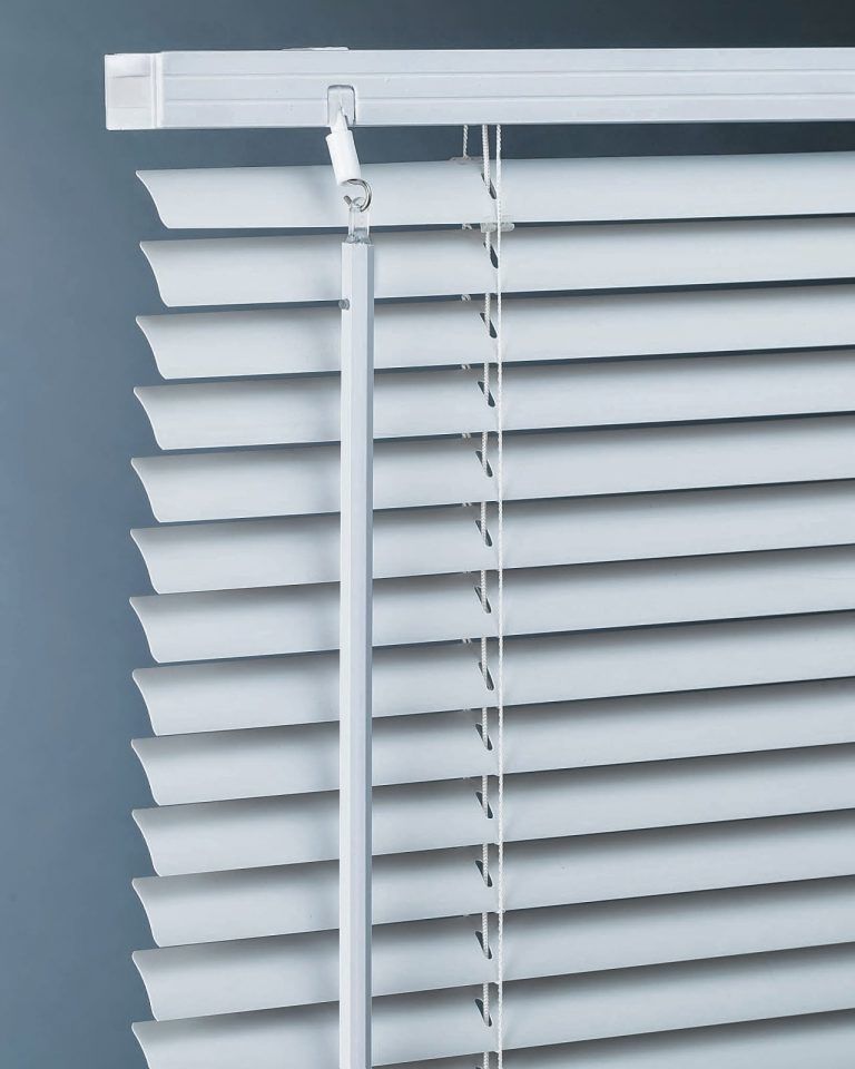 Cấu tạo rèm sáo lá nhôm gồm những thanh nhôm mỏng dài khoảng 2,5cm nằm chồng lên nhau