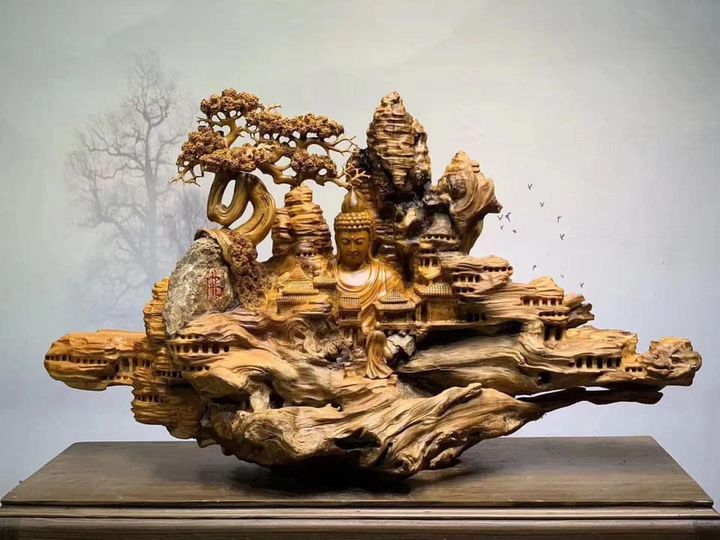 Khối gỗ gụ nguyên khối có hình tảng đá được nghệ nhân chạm khắc tinh tế thành tiền cảnh ngôi chùa sinh động