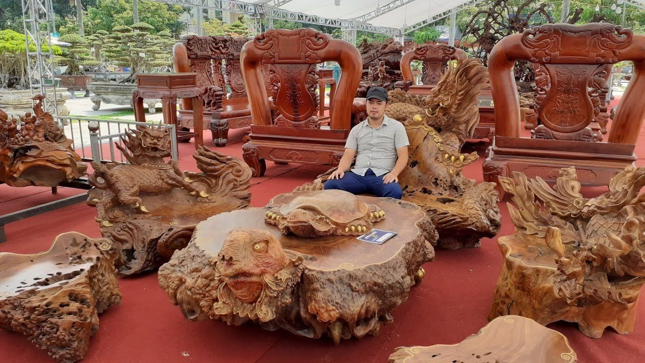 Bộ bàn ghế gỗ lũa hình rùa biển kết hợp với ghế ngồi hình thù độc lạ tạo cảm giác quyền lực