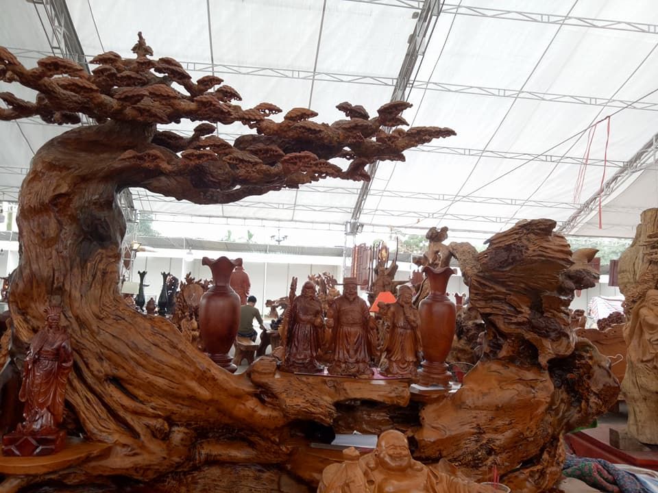 Tượng gỗ lũa lớn hình cây bonsai thể hiện sự quyền lực cho gia chủ với tác phẩm lớn ấn tượng