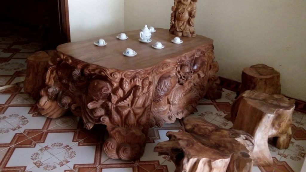Bàn ghế gỗ lũa nguyên khối chạm khắc tinh tế tạo cảm giác quyền lực