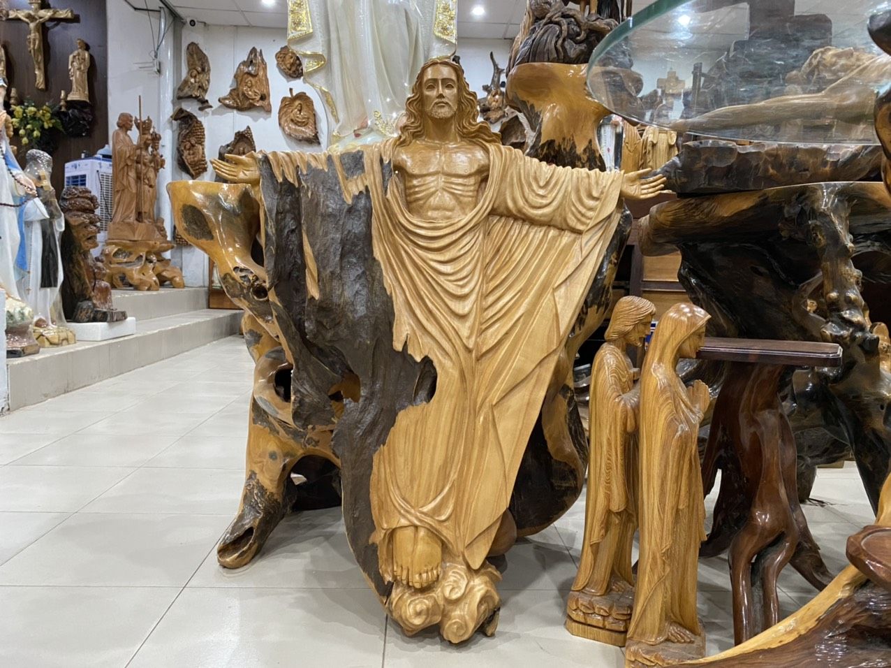 Tượng gỗ lũa hình chúa Giê-su toát lên được sự tôn kính nhưng không làm mất đi vẻ đẹp độc lạ của bức tượng