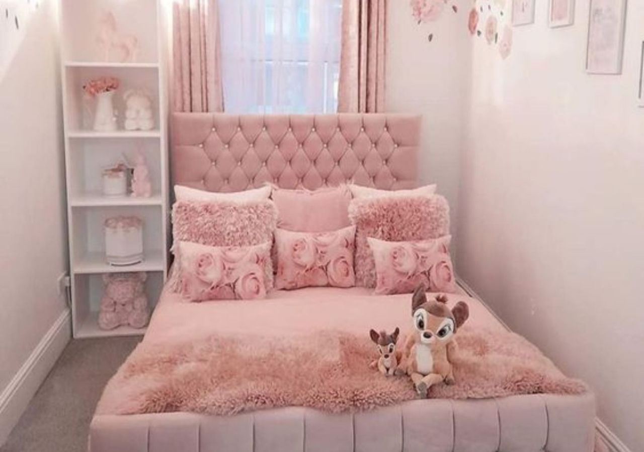 Mẫu giường công chúa màu hồng lót nhung êm ái cho bé