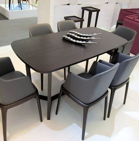 Mẫu 11: Bàn ăn gỗ sồi màu đen nhập khẩu huyền bí đầy ấn tượng
