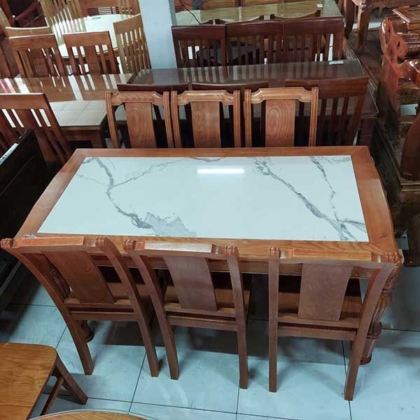 Mẫu 6: Bàn ăn gỗ sồi mặt đá thông dụng hiện nay