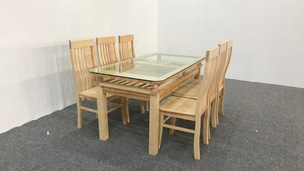 Mẫu 14: Bàn ăn gỗ sồi tự nhiên mặt kính giúp không gian sáng và thoáng mát