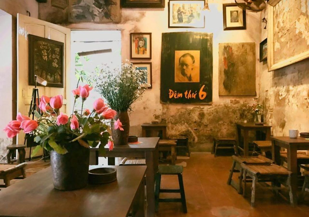 Trang trí quán cafe với lớp tường bụi bặm đậm chất cổ xưa