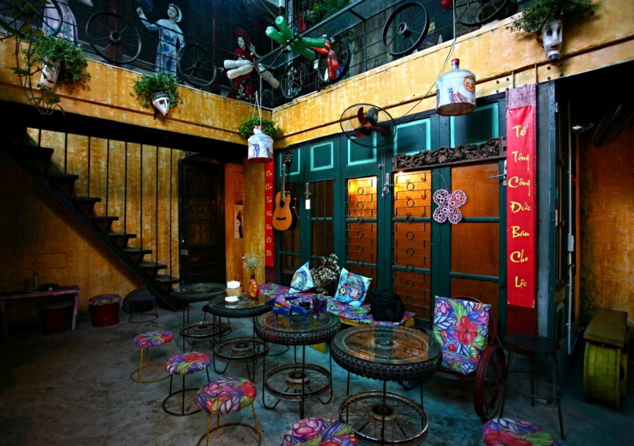 Quán cafe được trang trí bằng các đồ tái chế: lốp xe, ghế hỏng, thùng sơn…