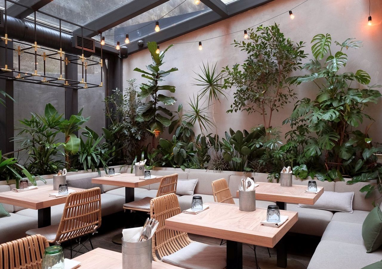 Ý tưởng 3: Kết hợp đèn trang trí quán cafe ngoài trời và ghế sofa cho không gian thêm chill