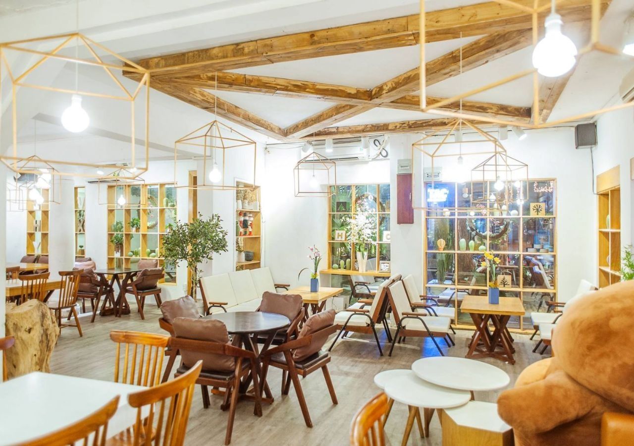 Ý tưởng 4: Đèn thả trang trí quán cafe cùng với màu sắc chủ đạo tươi sáng