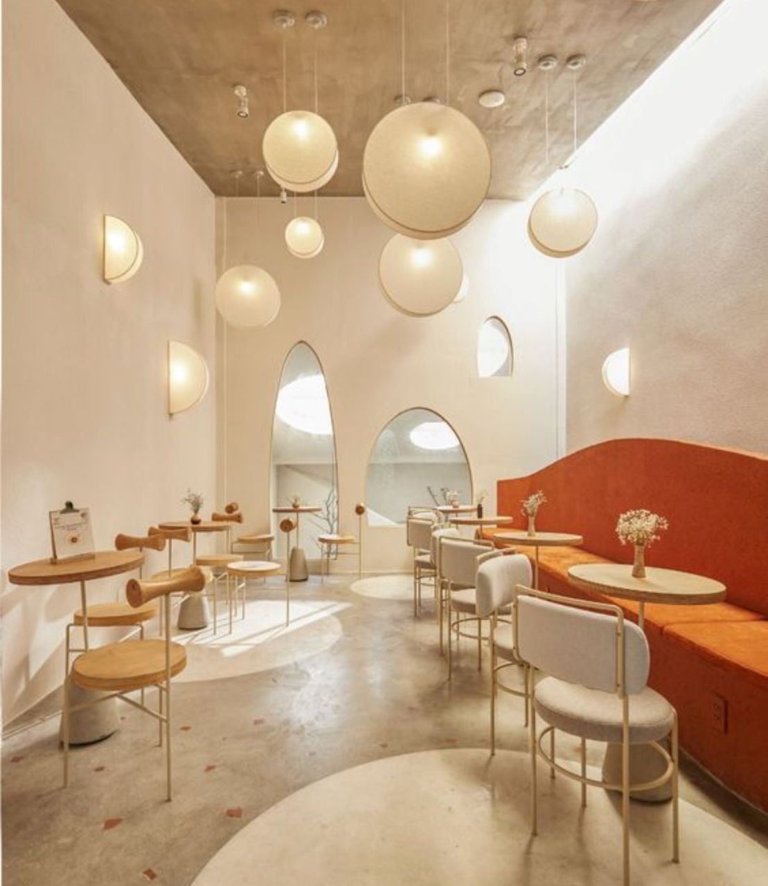 Ý tưởng 8: Trang trí quán cafe nhỏ đơn giản với bàn ghế nhỏ gọn, tông màu tươi sáng