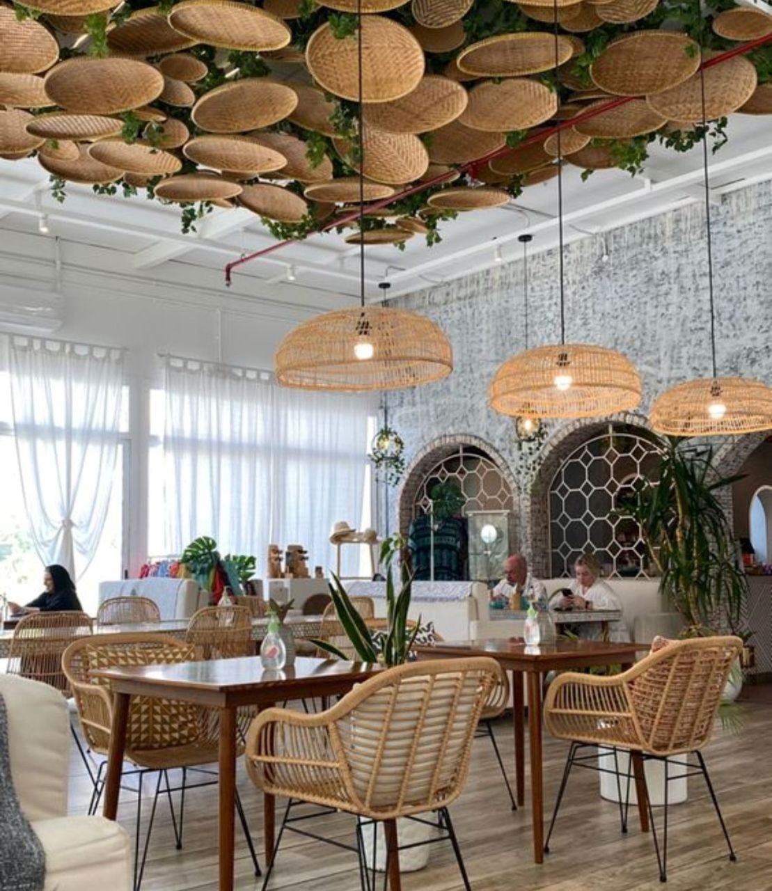 Ý tưởng 11: Trang trí quán cafe sáng tạo với đồ đan mây