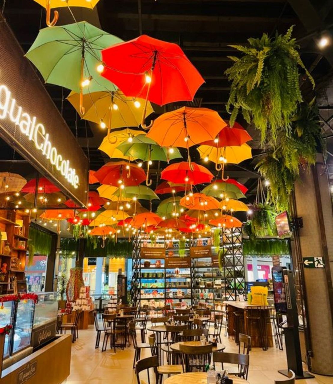 Ý tưởng 17: Trang trí quán cafe độc đáo hơn với những chiếc ô màu sắc