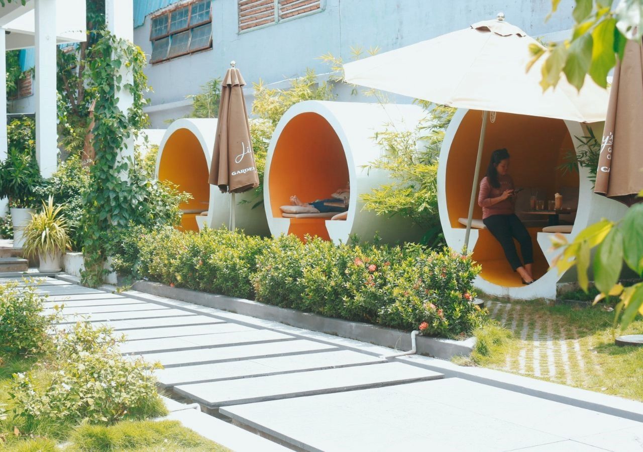 Ý tưởng 25: Trang trí quán cafe độc đáo bằng ống cống tròn phủ sơn trắng - vàng tươi sáng