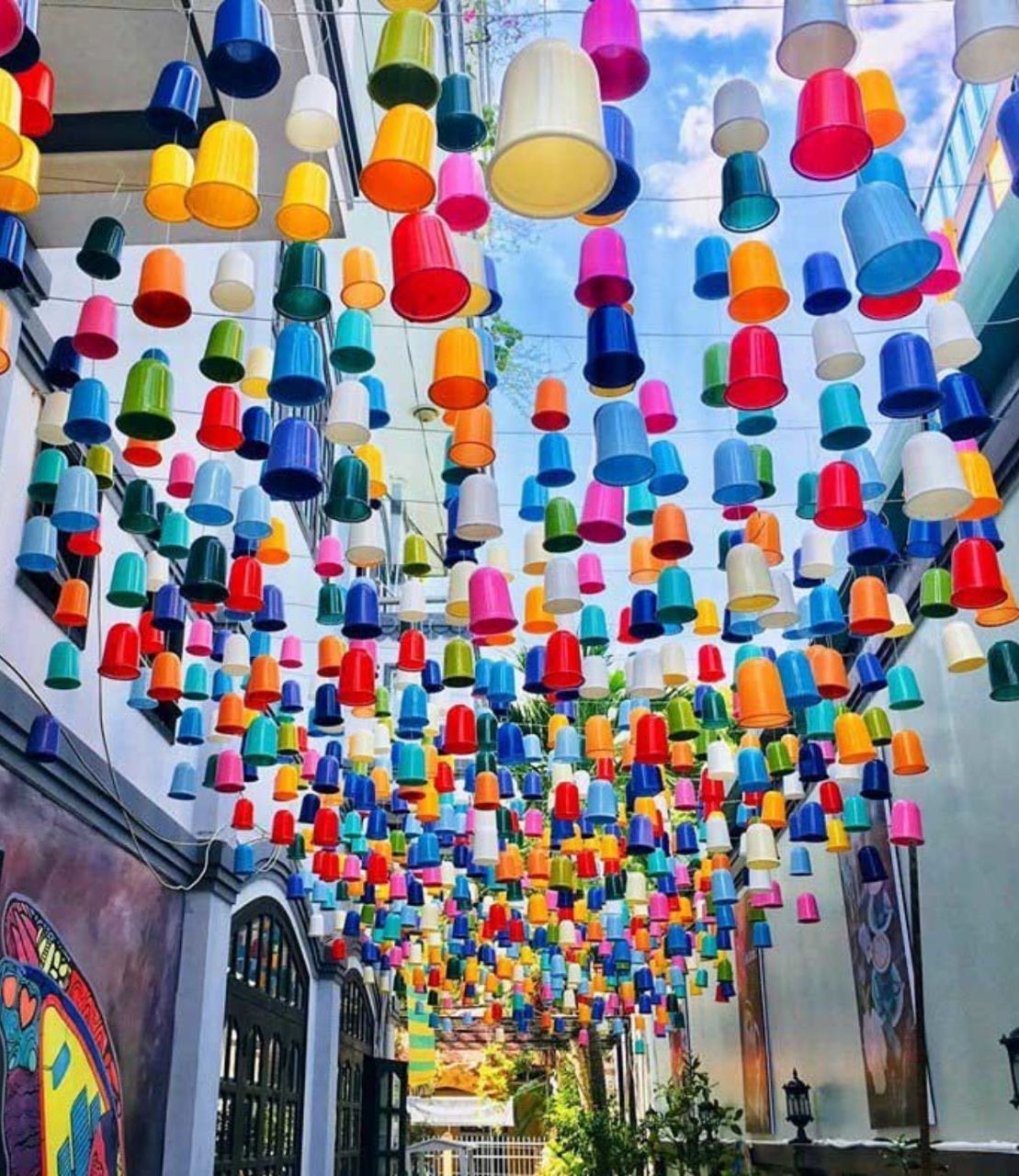 Ý tưởng 26: Tạo điểm nhấn cho quán cafe bằng cách trang trí với cốc nhựa nhiều màu