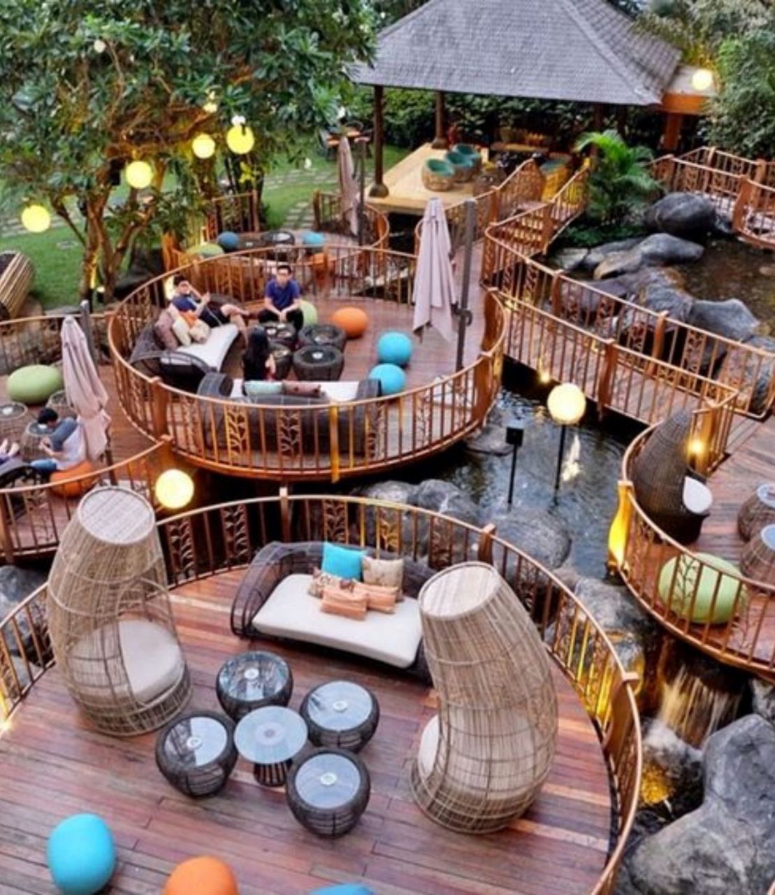 Ý tưởng 27: Trang trí quán cafe bằng hồ nước nhỏ và chỗ ngồi thưởng thức hình tròn xếp cạnh nhau sáng tạo
